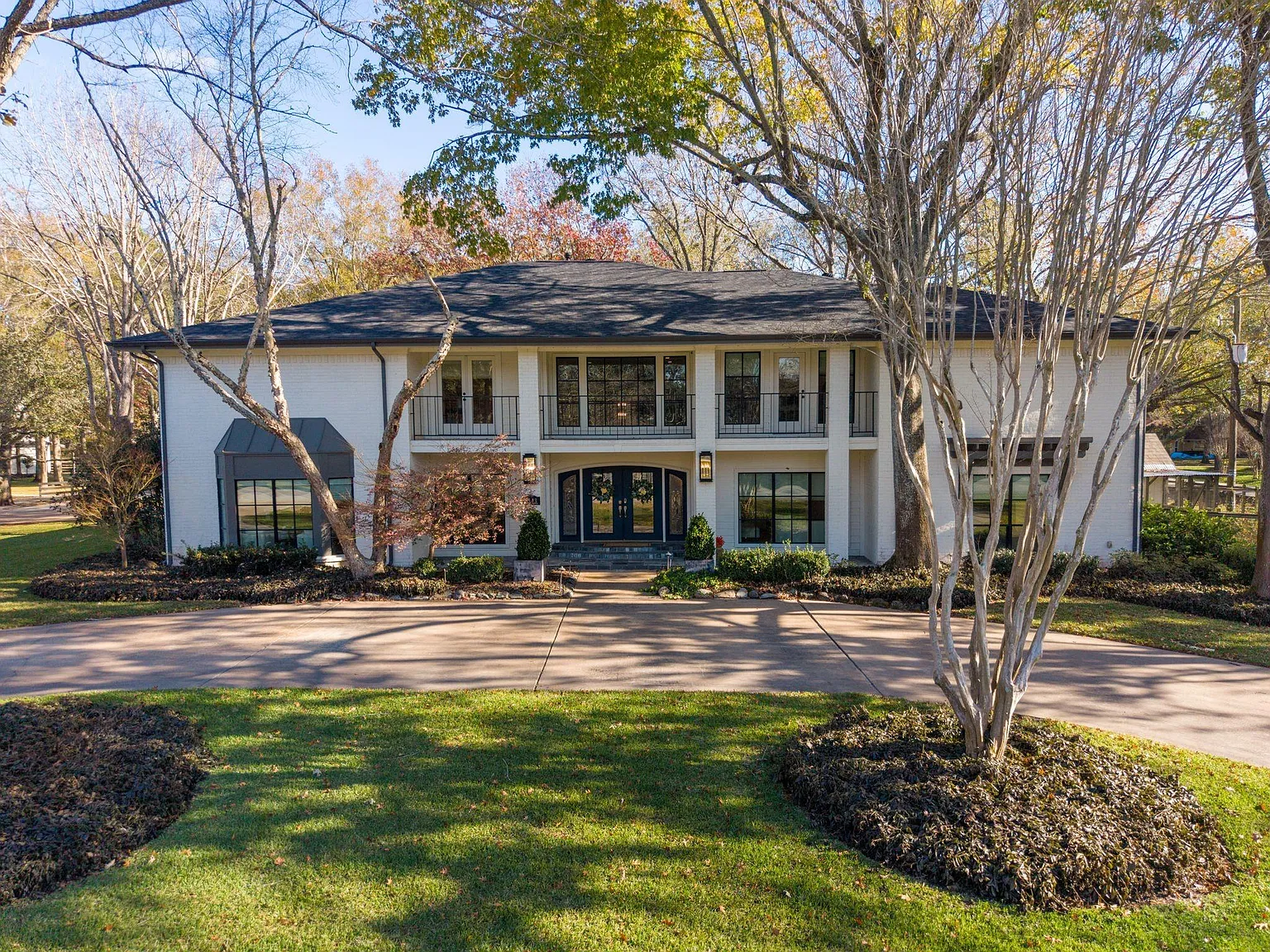 6 bed, 4.5 bath, 6042 sqft, $10,500 — Photo 1