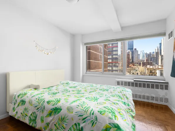 240 East 55th Street image 4 of 6