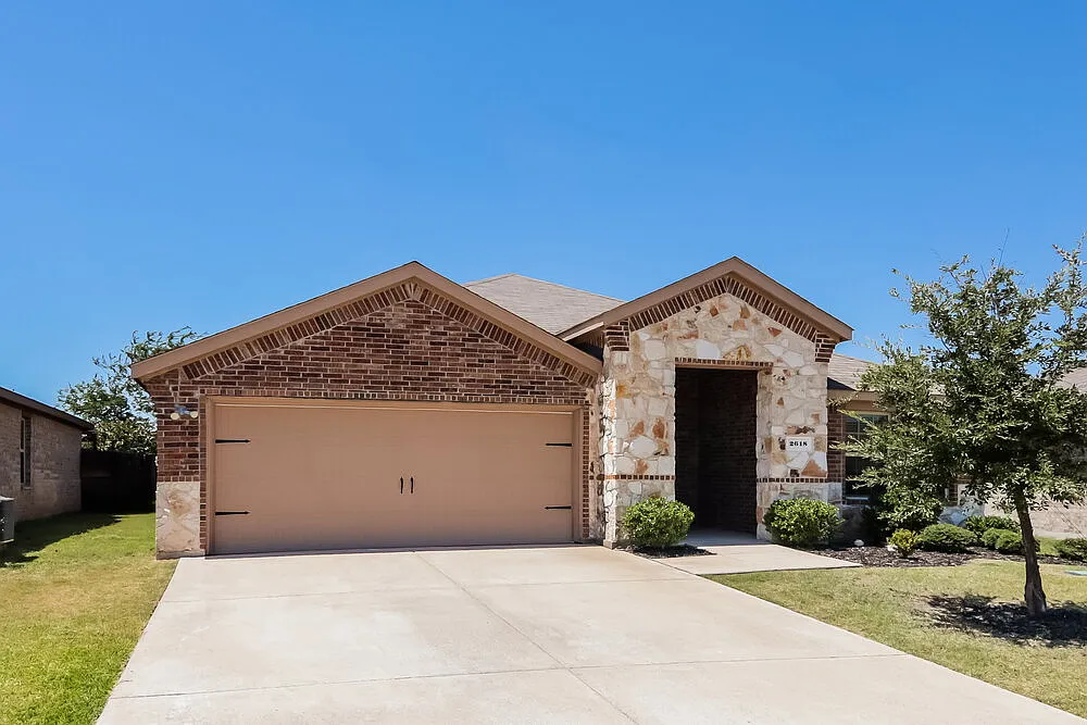 4 bed, 2.0 bath, 1811 sqft, $2,155 — Photo 3