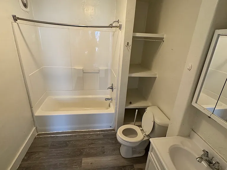 1016 Harney Ave — Photo 2