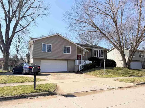31 Penfro Dr, Iowa City, IA 52246