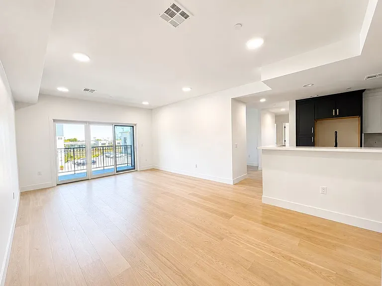 560 El Camino Real #208 — Photo 5