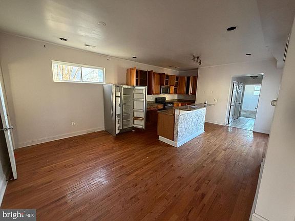 5th image of 554 S Longwood St