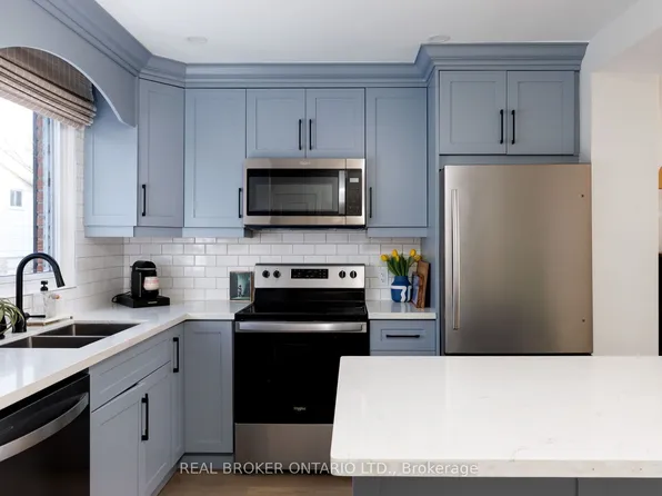 61 Sarah Ln #23, Oakville, ON L6L 3V2