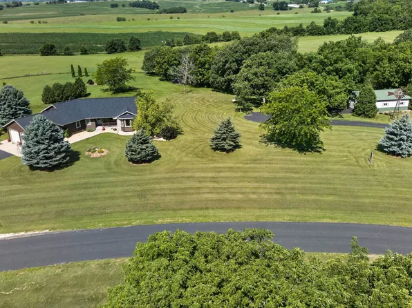 N7795 Panorama Rd, Belleville, WI 53508