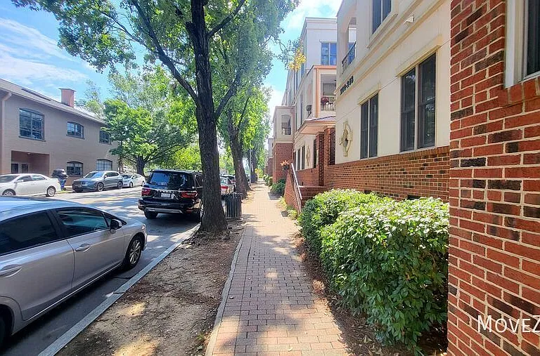 208 E Davie St — Photo 35