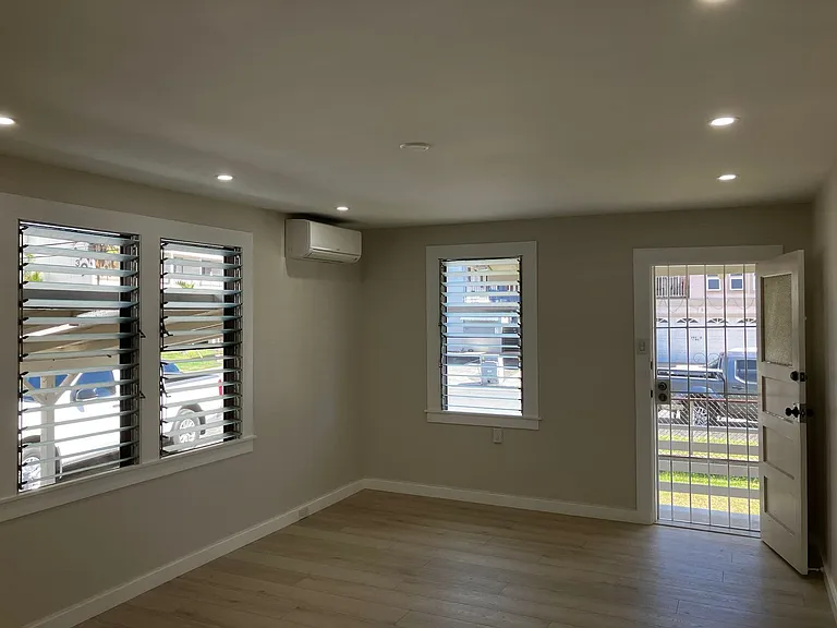 726 Hausten St — Photo 2