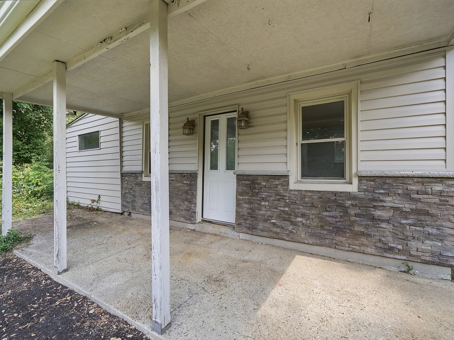 3 bed, 1590 sqft, $1,990 — Photo 2