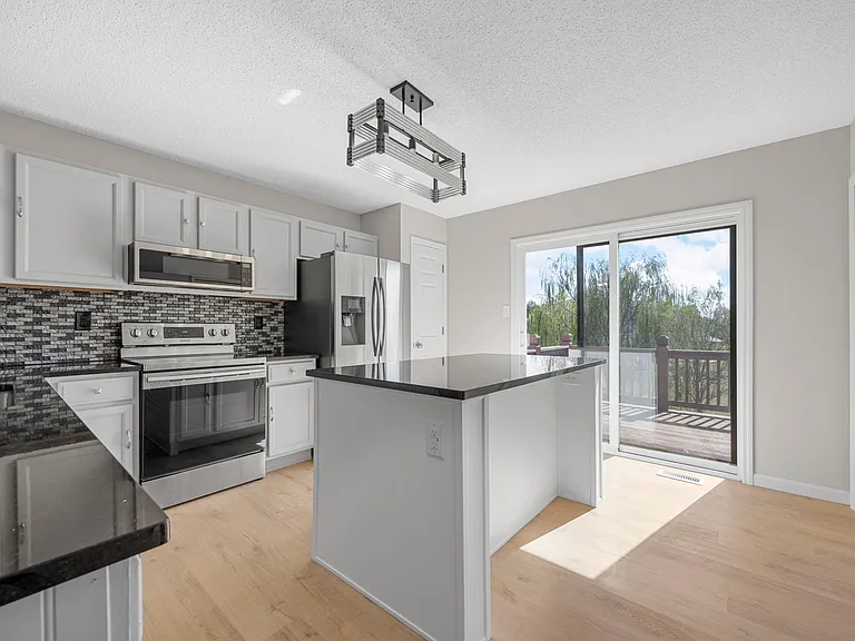 1012 Chesterfield Dr — Photo 9