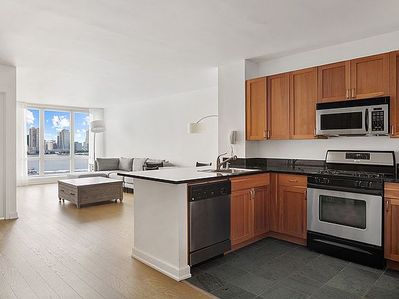3rd image of 20 River Ter APT 17G