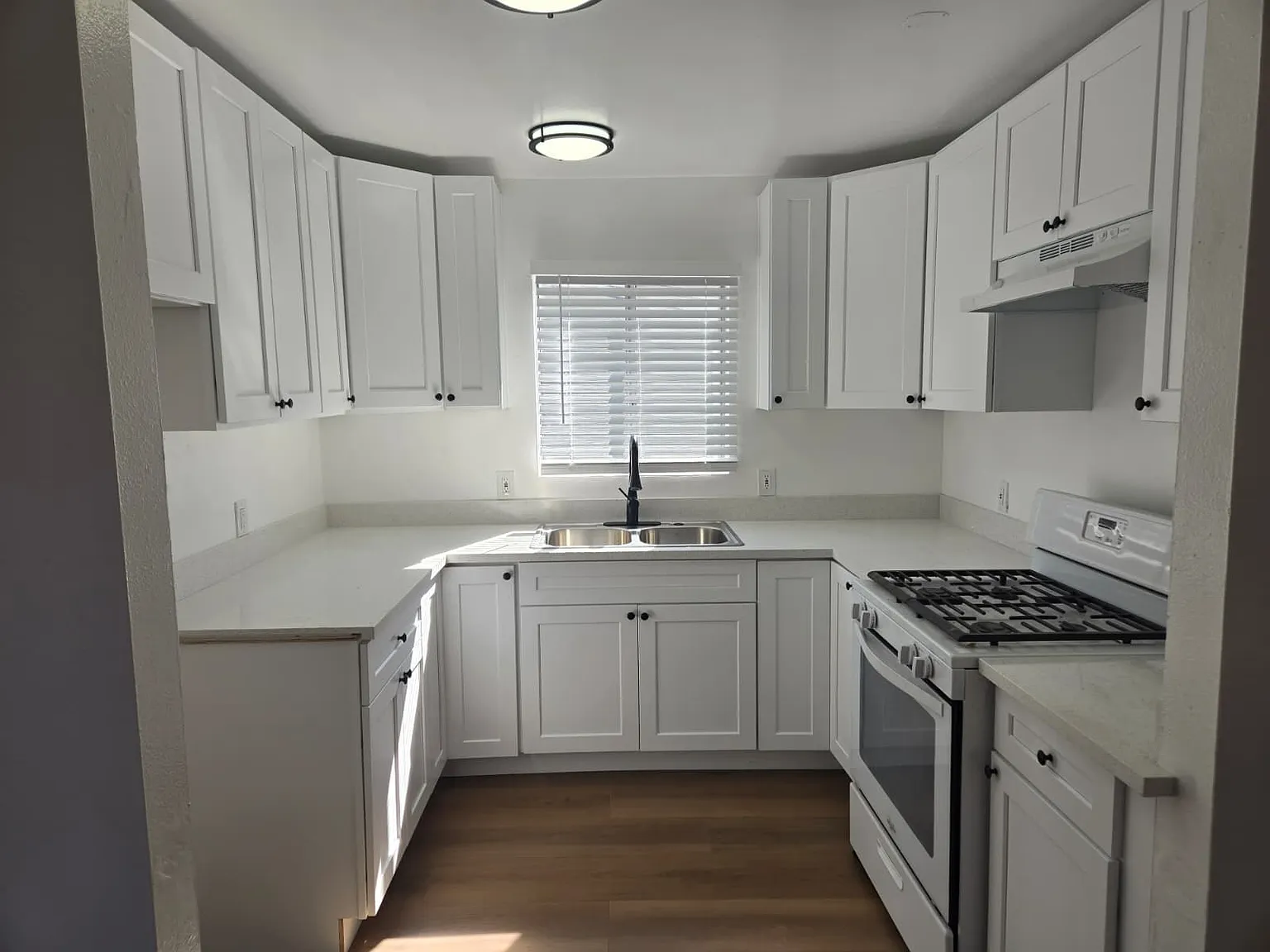 1114 Gladys Ave. - 1116C — Photo 2