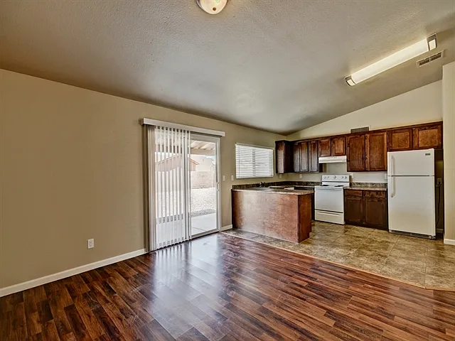3 bed, 2.0 bath, 1309 sqft, $1,780 — Photo 4