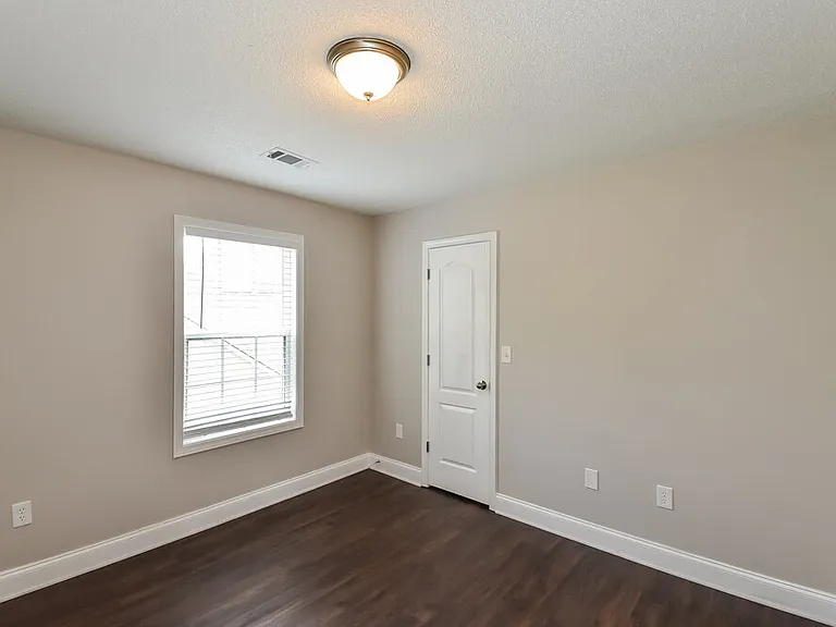 709 Williamsburg Ct — Photo 13