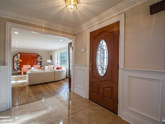 4th image of 400 Canterbury Ln