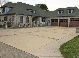 38433 Dequindre Rd, Troy, MI 48083