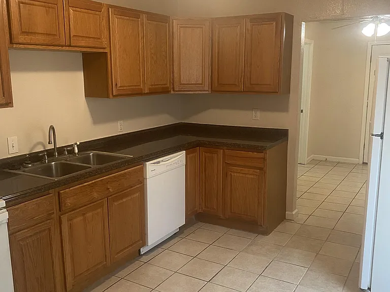 106 E Pearl Ave — Photo 3