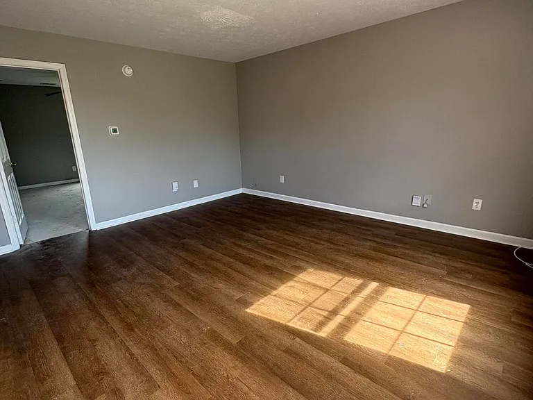 332 E Oak St — Photo 4