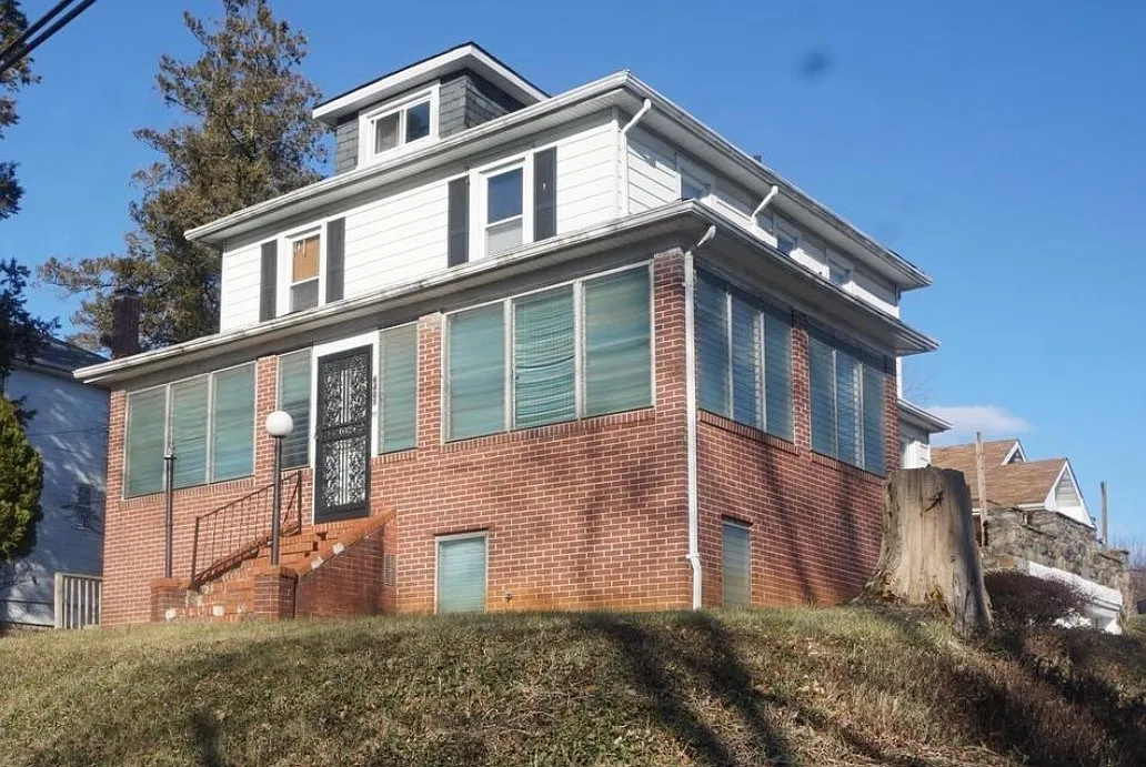 4 bed, 2.5 bath, 1674 sqft, $3,000 — Photo 1