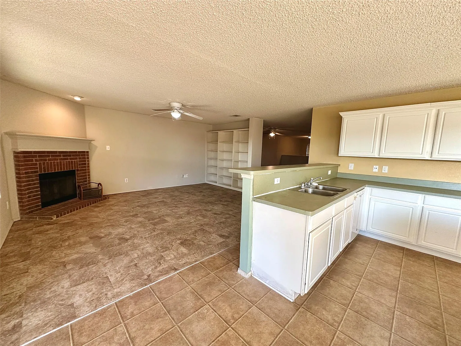 4 bed, 2.5 bath, 3382 sqft, $2,495 — Photo 4
