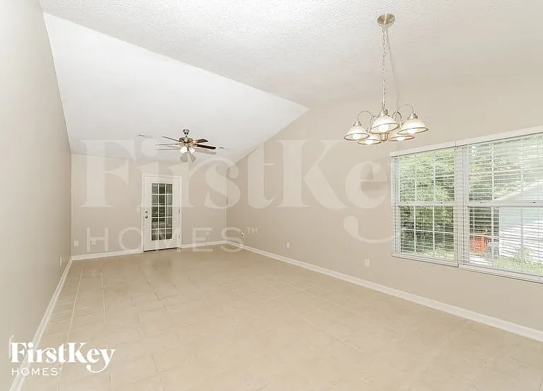 911 James Rd — Photo 6