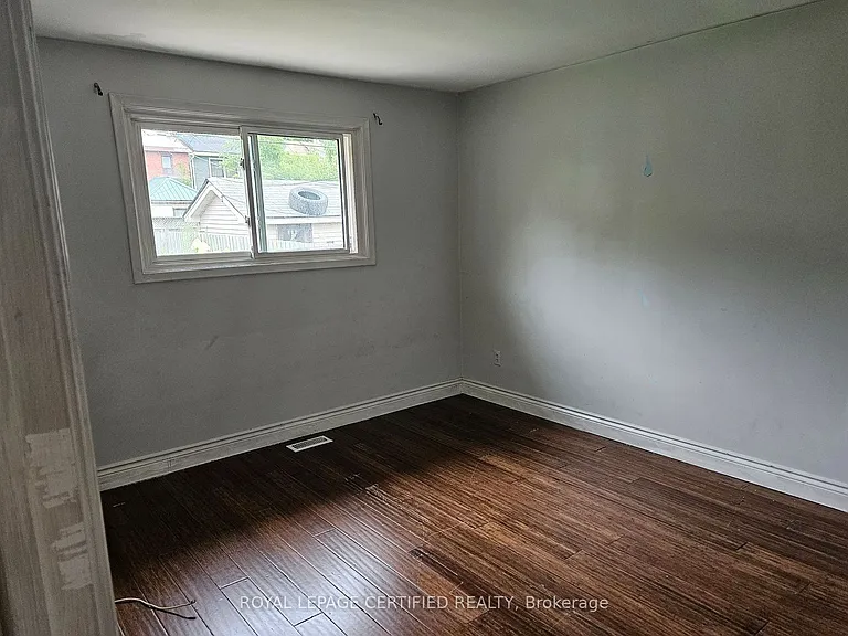 290 Balmoral Ave N — Photo 11