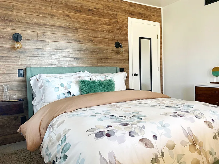 Green Bedroom: Queen size bed, expansive desert and mountain views