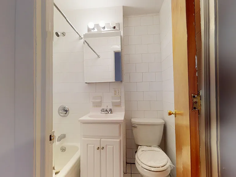 425 E 65th St #26 — Photo 8