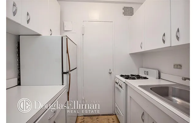 Sold by Douglas Elliman | media 14