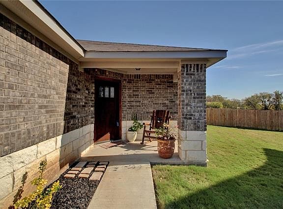 3rd image of 905 Hatton Hill Ln