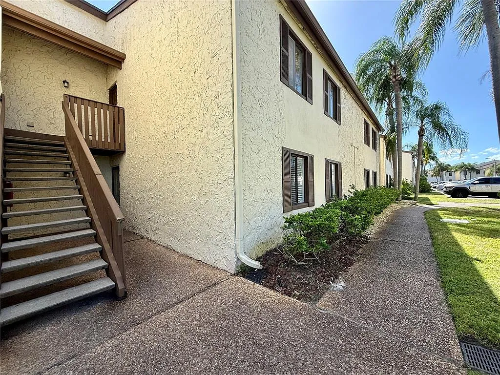 2 bed, 2.0 bath, 1100 sqft, $2,000 — Photo 2