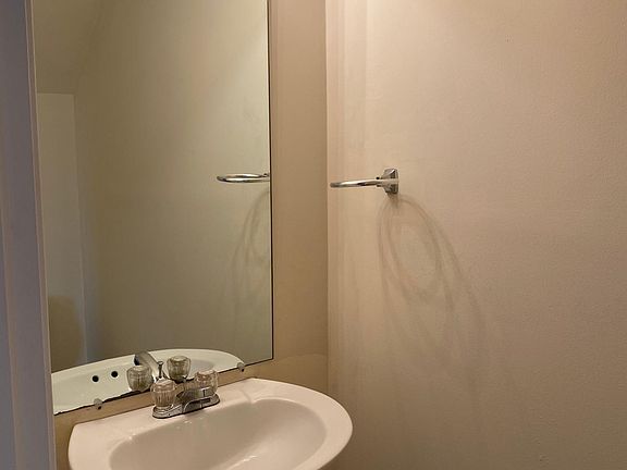 5th image of 214 Garnet Dr