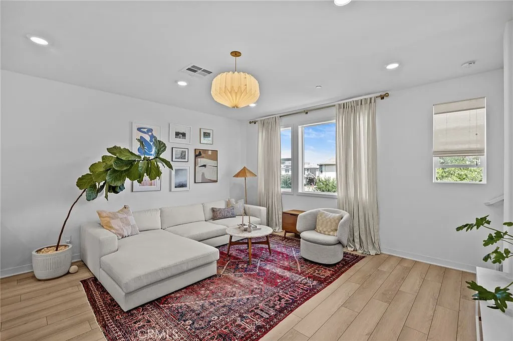 3 bed, 3.5 bath, 2020 sqft, $4,600 — Photo 4