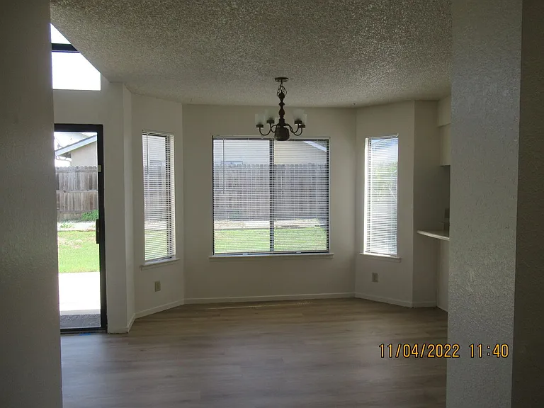 1220 Iris Ct — Photo 5