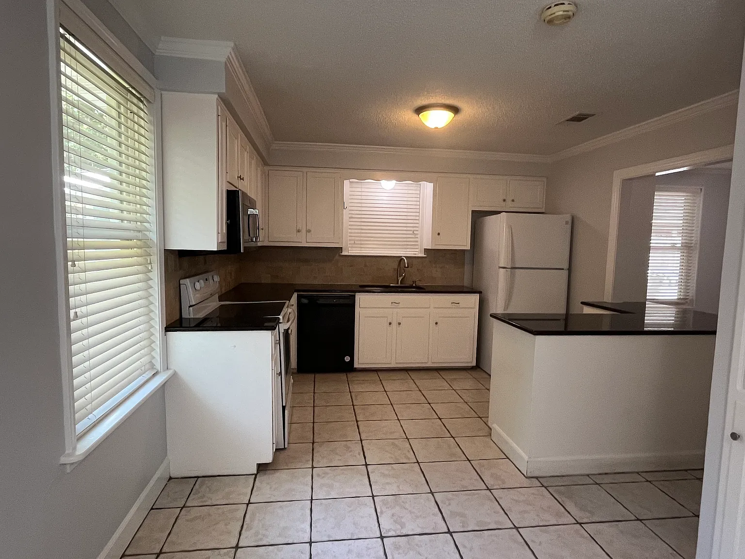 3 bed, 1810 sqft, $2,395 — Photo 4