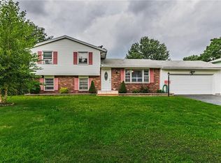 80 Oakbend Ln, Rochester, NY 14617