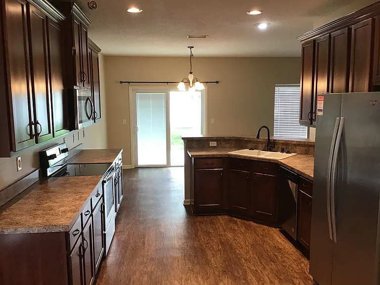 2724 Creekfront Dr — Photo 2