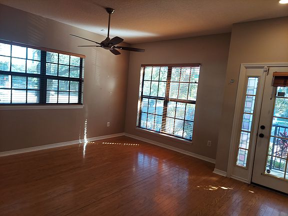 Living room 14x16 ft