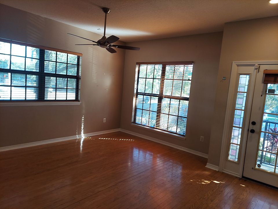 Living room 14x16 ft