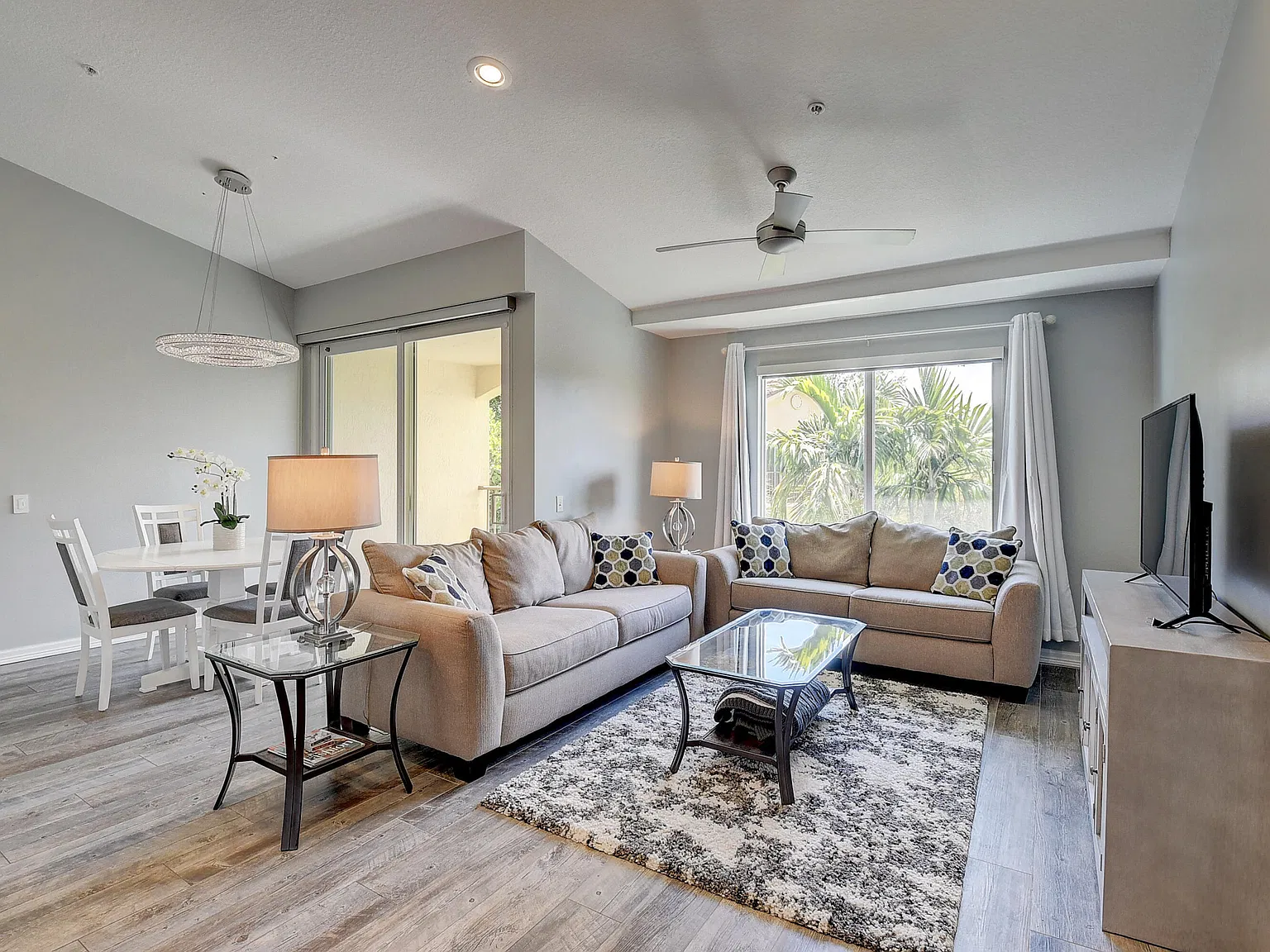 3 bed, 2.0 bath, 1233 sqft, $2,800 — Photo 1