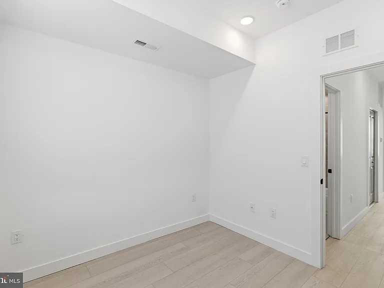 1025 W Orleans St — Photo 20