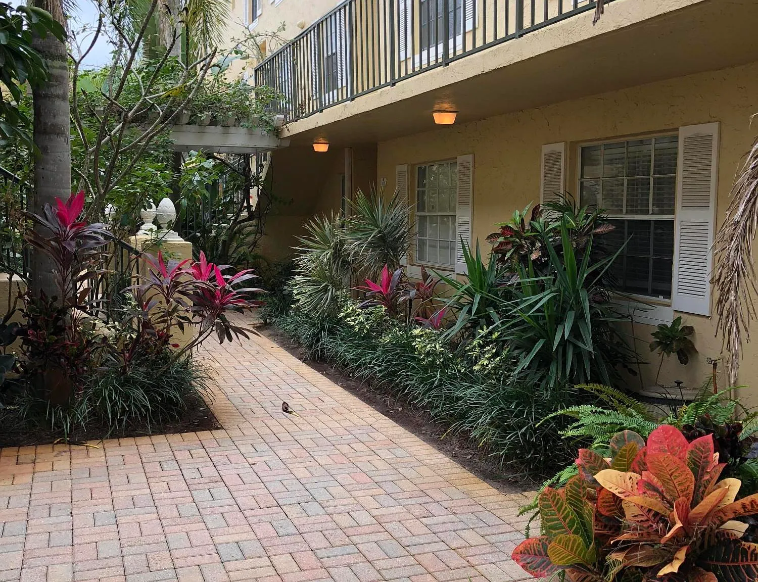 2 bed, 2.0 bath, 923 sqft, $2,400 — Photo 1