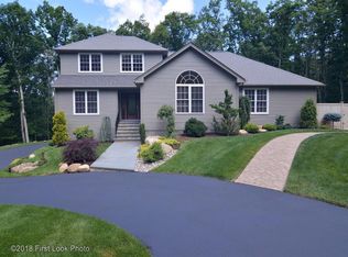 33 Oakwood Rd, Scituate, RI 02825