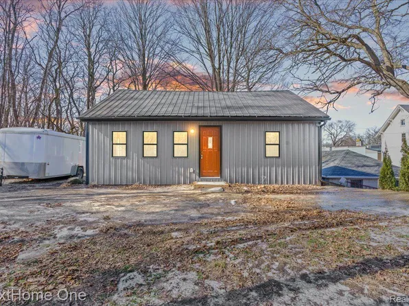 10650 Livingston St, Hamburg, MI 48139