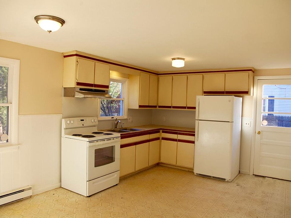 Large kitchen with eat-in area and new appliances