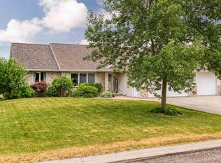 W5830 Sweet Pea Dr, APPLETON, WI 54915