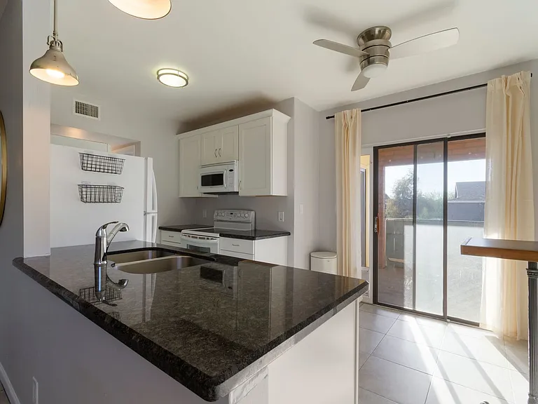 1530 S Columbus Blvd #8 — Photo 4
