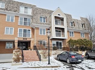 308 Happ Rd APT 104, Northfield, IL 60093