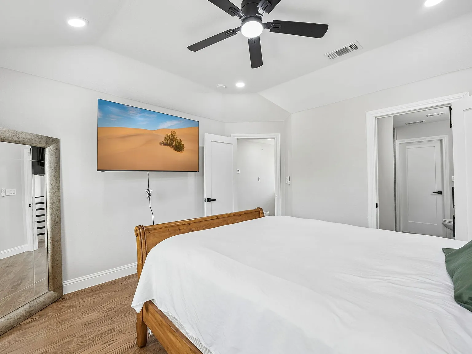2 bed, 2.5 bath, 1299 sqft, $3,500 — Photo 1