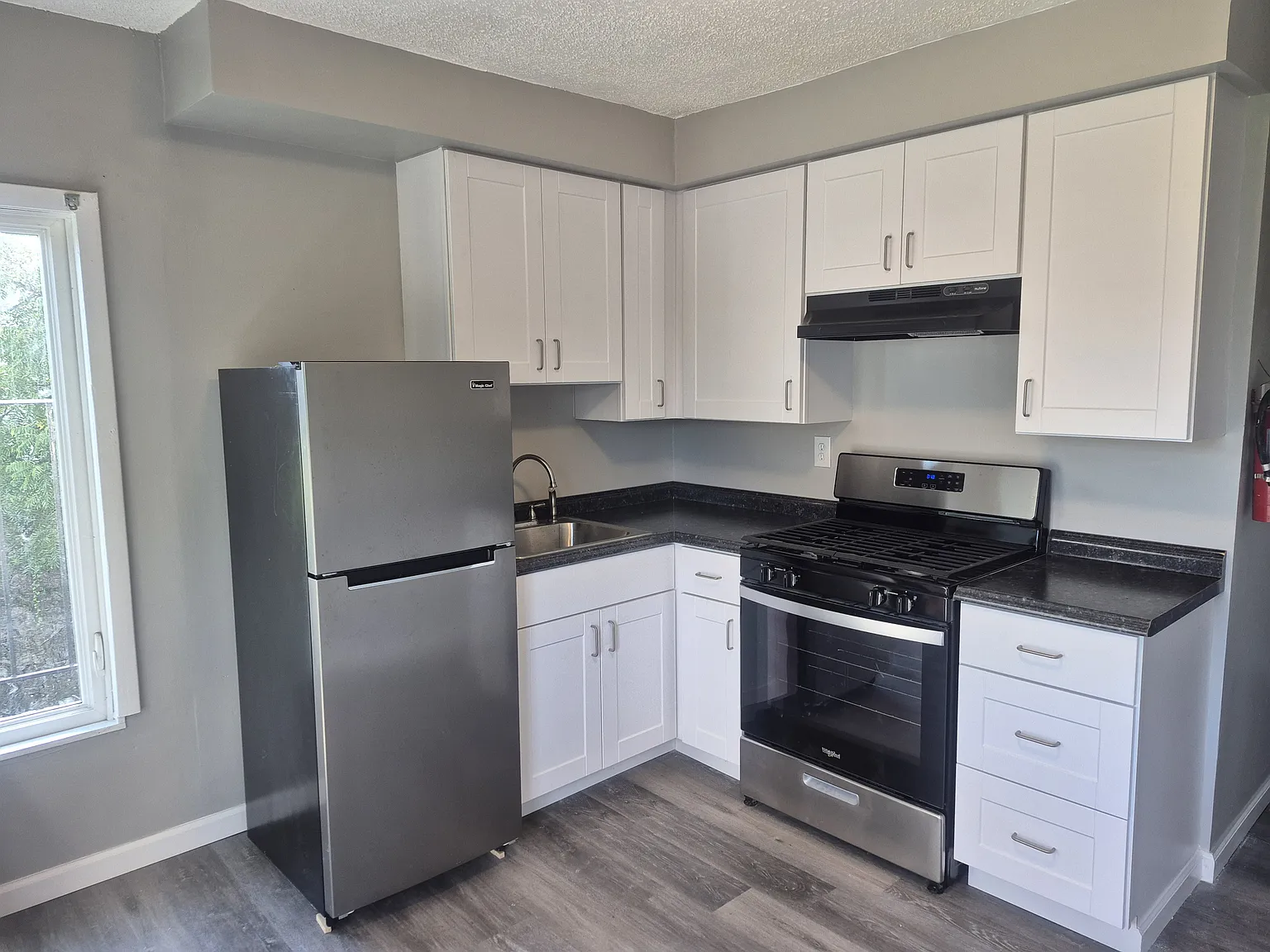 2 bed, 810 sqft, $1,350 — Photo 1