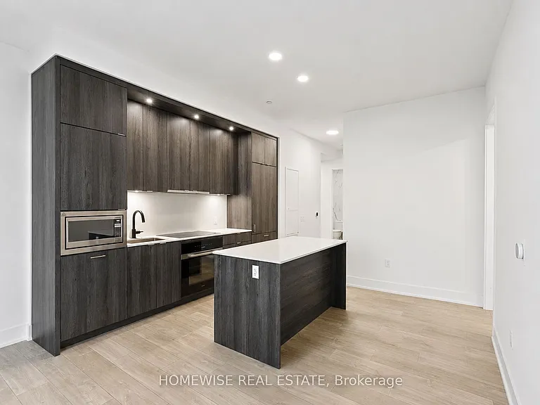 858 Dupont St #Penthouse 28 — Photo 2